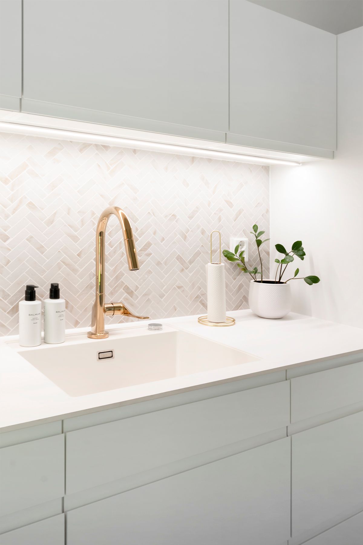 Lighting of a utility room worktop with LED strip mounted on a surface profile. Ledstore.fi